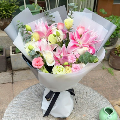 平顶山9朵玫瑰混搭百合，爱恋纯真无邪